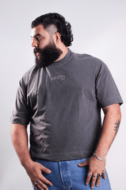 Boxy Tee Logo Bordada Chumbo